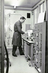 Tore Karlsson installerar radio i en Tmr-13